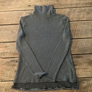 Womens size medium black and white pattern lightweight turtleneck sweater